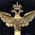 Золотой двуглавый орел на воротах эрмитажа.